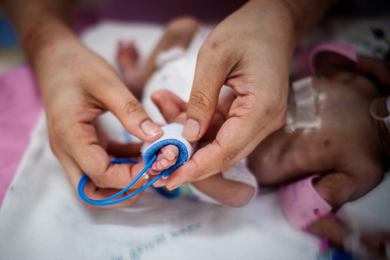 A stock photo of a newborn baby under an ultraviolet lamp in an incubator. (123rf)
