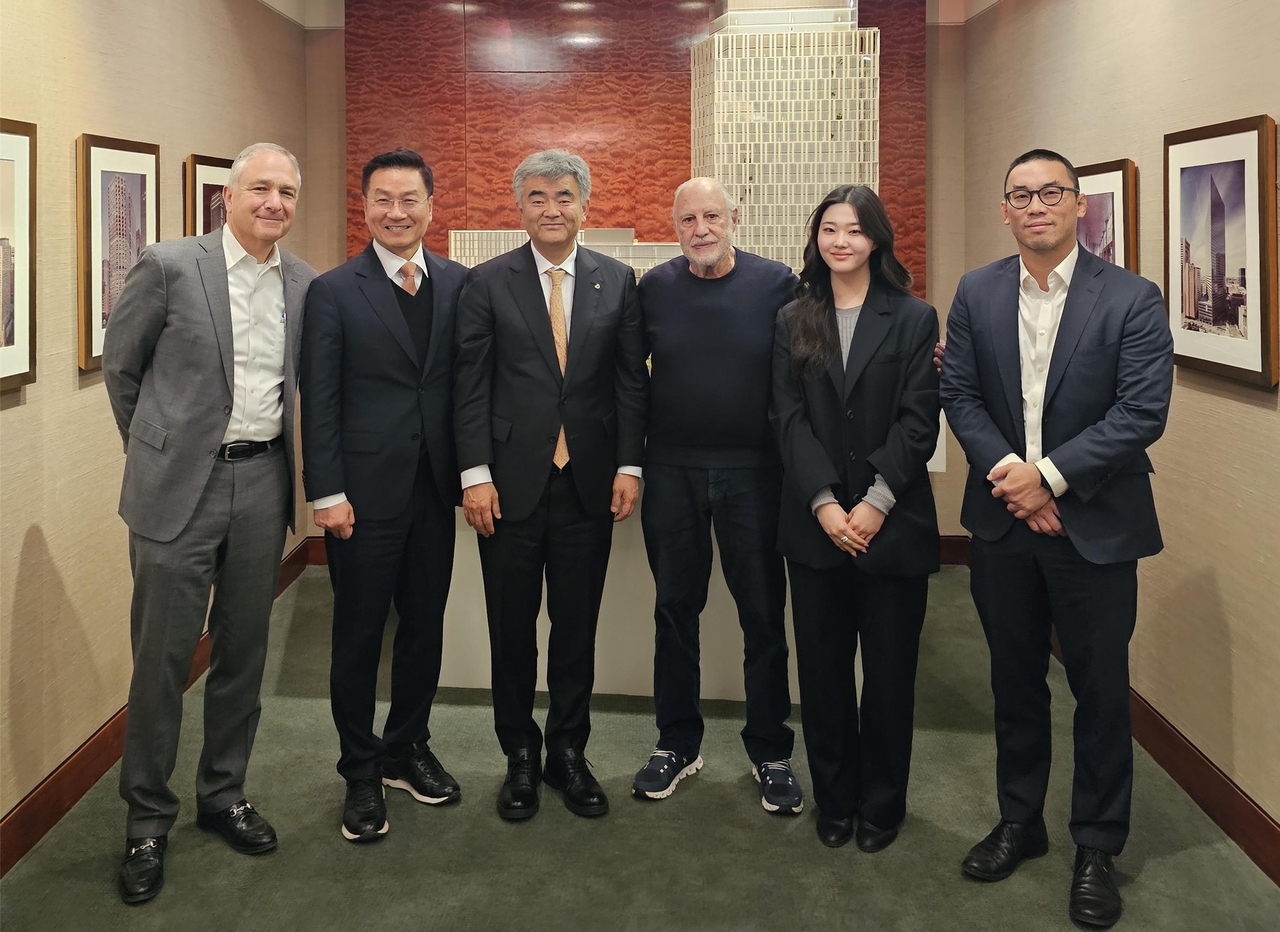 Officials at Daewoo Engineering & Construction and EJME, including Daewoo E&C Chair Jung Won-ju (third from left) and EJME Chair Edward Minskoff (third from right), pose for a photo in New York on March 18. (Daewoo E&C)