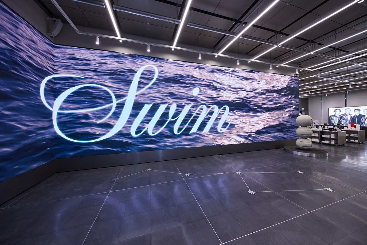 A large LED panel, measuring 17.5 meters wide and 4 meters high, is installed at Hybe's new pop-up space at Hybe's headquarters in Yongsan, central Seoul. (Hybe)