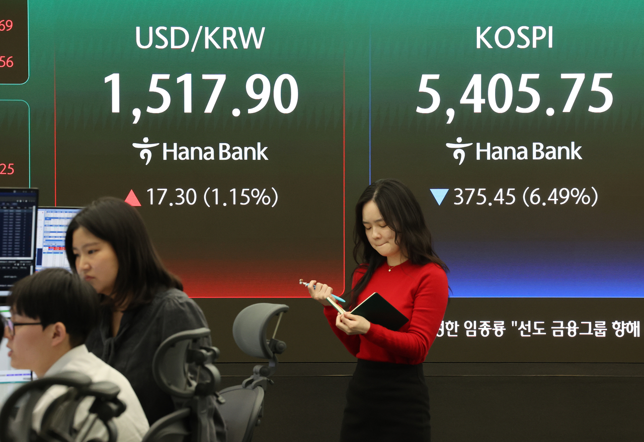 An electronic board showing the Korea Composite Stock Price Index at a dealing room of the Hana Bank headquarters in Seoul on Monday. (Yonhap)