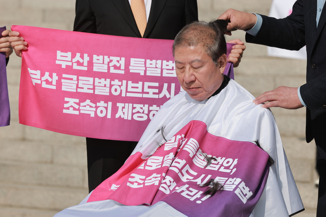 Busan Mayor Park Heong-joon has his head shaved Monday in front of the National Assembly in Seoul. (Yonhap)