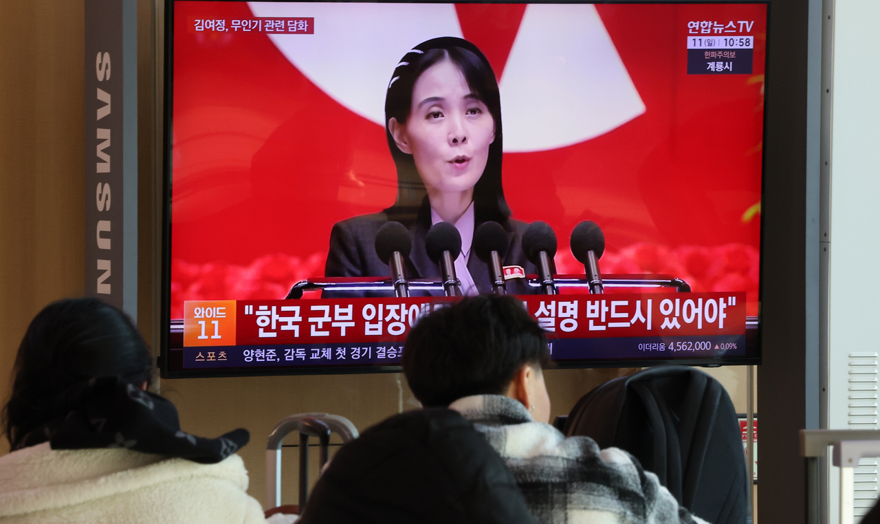 A file photo taken on Jan. 11 shows a television at Seoul Station broadcasting an announcement by Kim Yo-jong. (Yonhap)