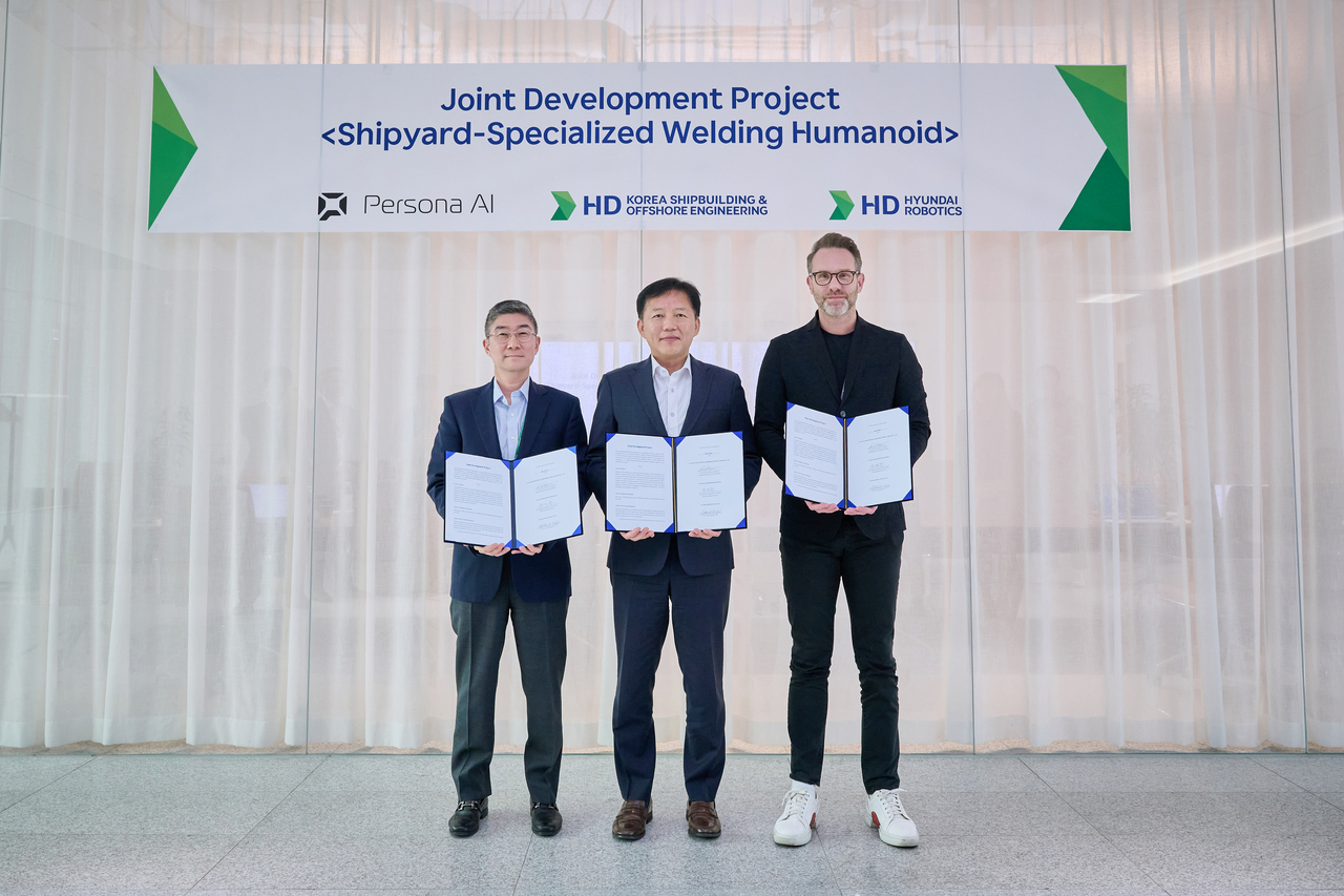 From left: Song Young-hoon, head of solution development at HD Hyundai Robotics, Lee Dong-ju, head of the Manufacturing Innovation Lab at HD Korea Shipbuilding & Offshore Engineering, and Nick Radford, CEO of Persona AI, pose for a photo at a joint development agreement signing event at HD Hyundai Global R&D Center in Pangyo, Gyeonggi Province. (HD Hyundai)
