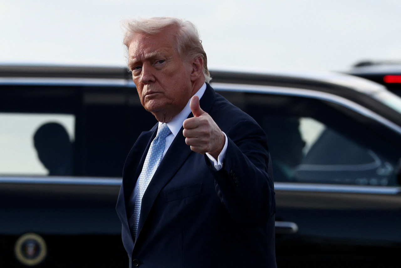 US President Donald Trump gestures as he steps from Air Force One upon his arrival in West Palm Beach, Florida, on Friday. (Reuters-Yonhap)