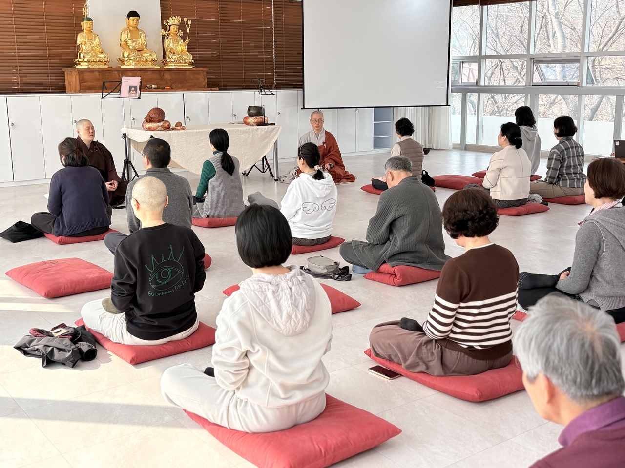 The Ven. XianAn, also known as Hyunan in Korea, leads a meditation session on March 19 at Hongbeopsa, a temple in Busan. (JF Seon Center)