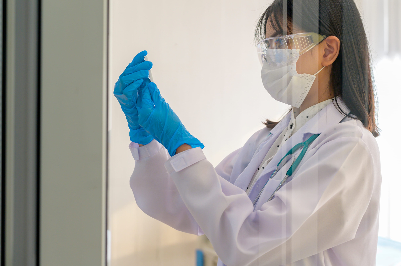 A female researcher works in a laboratory. (123RF)