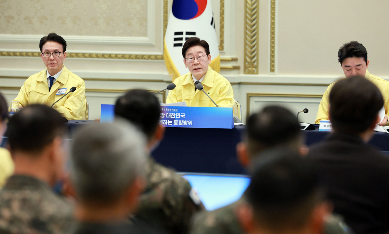 President Lee Jae Myung (center) speaks during a Central Integrated Defense Council meeting at Yeongbingwan, the state guest house at Cheong Wa Dae, in Seoul on Monday. (Pool Photo via Yonhap)