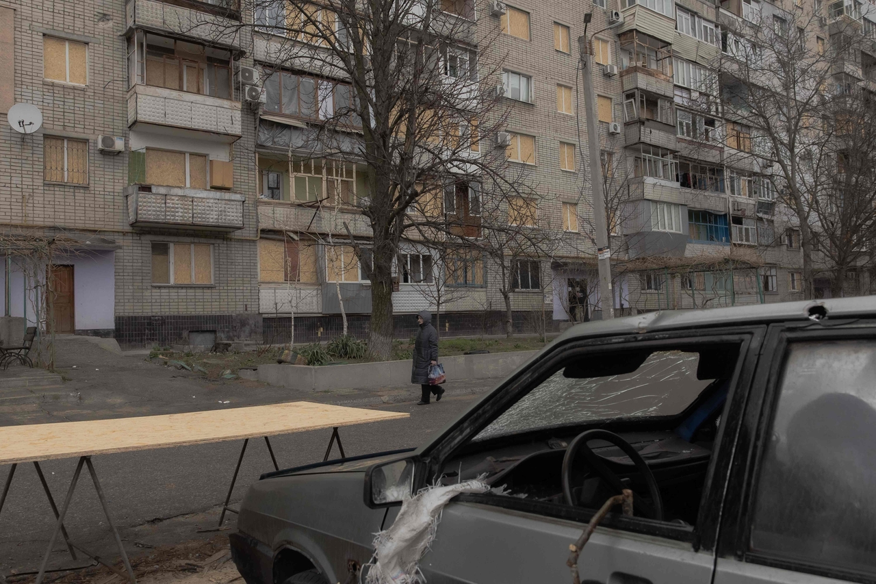 A woman walks past a residential apartment building that was recently damaged from a Russian air attack in Zaporizhzhia, Ukraine, Wednesday. (AFP-Yonhap)