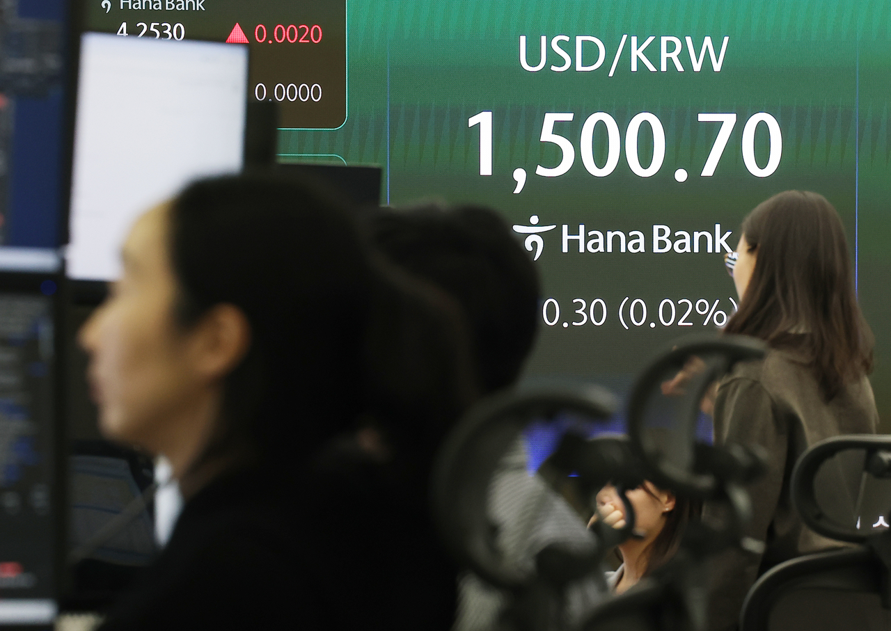 20일 서울 중구 하나은행 본점 딜링룸 전광판에 원·달러 환율이 표시돼 있다. [연합]