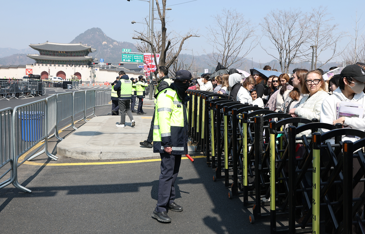 Police block off Gwanghwamun Square in Jongno-gu, Seoul, Saturday, ahead of BTS' comeback concert. (Yonhap)