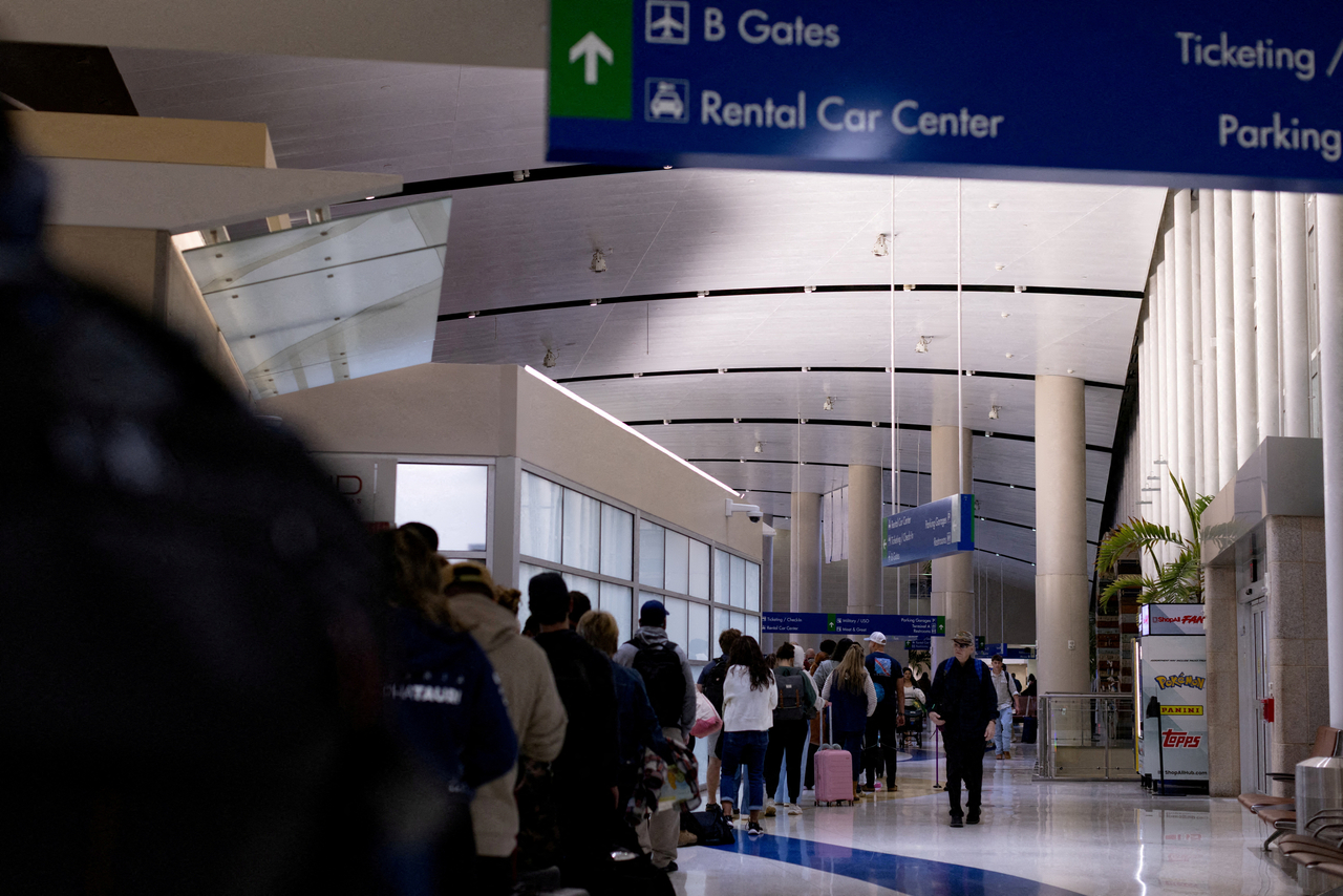 Travelers wait in Transportation Security Administration screening lines at the San Antonio International Airport in San Antonio, Texas, March 14. (Reuters-Yonhap)