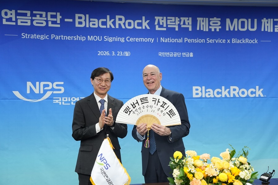 Kim Sung-joo (left), chairperson of the National Pension Service, and Robert S. Kapito, president of BlackRock, pose for a photo after signing a memorandum of understanding at the NPS headquarters in Jeonju, North Jeolla Province, Monday. (NPS)