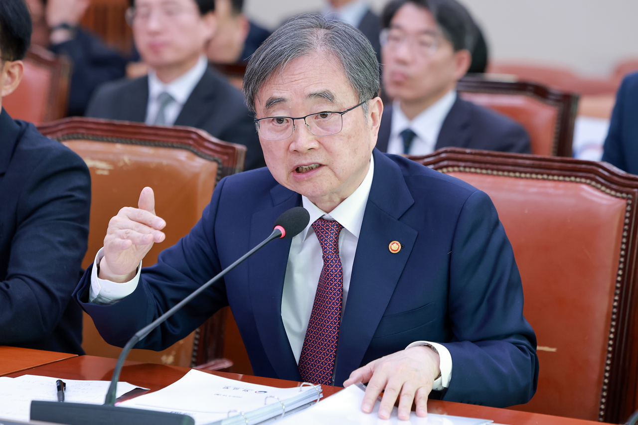 Foreign Minister Cho Hyun responds to a lawmaker's inquiry during a plenary session at the National Assembly in Seoul on March 17. (Yonhap)