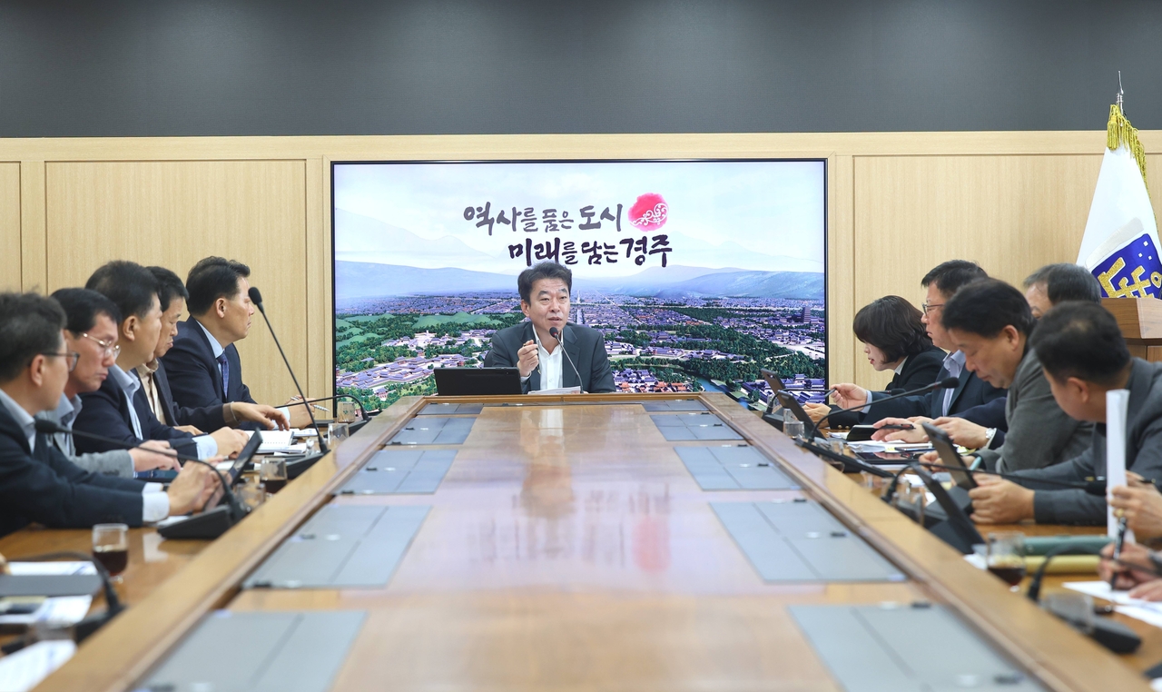 최혁준 경주시장 권한대행이 24일 시청 영상회의실에서 국·소·본부장회의를 주재하며 주요 현안을 점검하고 있다.[경주시 제공]