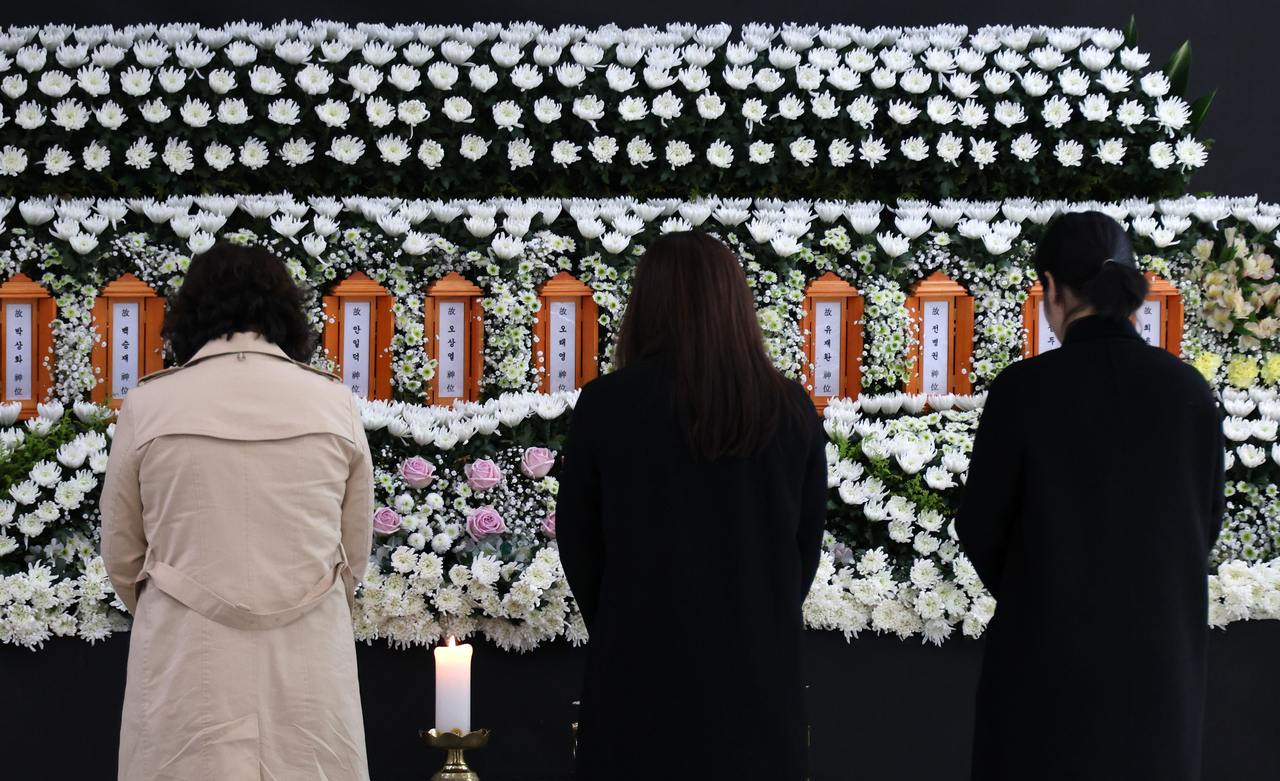 Citizens pay respects to the victims of the Anjun Industrial factory fire, on Monday at the joint memorial set up in the Daejeon Metropolitan City Hall. (Yonhap)