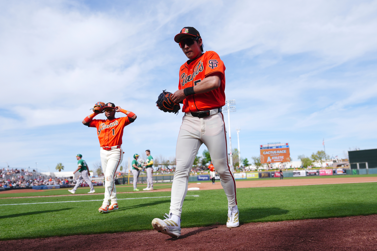 샌프란시스코 자이언츠(오른쪽) 이정후가 23일 애리조나주 스코츠데일 스코츠데일 스타디움에서 열린 애슬레틱스와의 스프링캠프 경기 중 더그아웃으로 돌아오고 있다. (AP-연합뉴스)