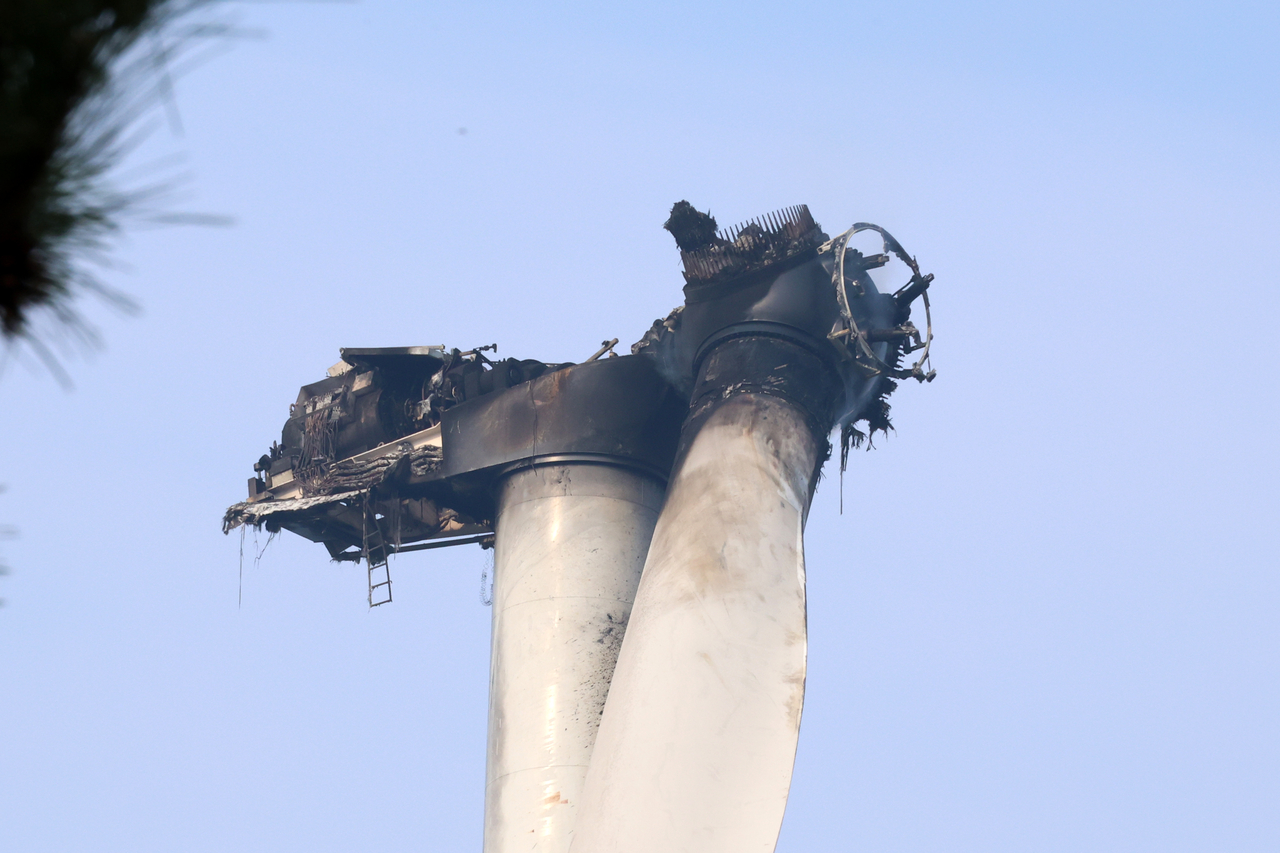 This photo shows a burnt wind turbine in Yeongdeok, North Gyeongsang Province, Tuesday, following a blaze that killed three workers on Monday. (Yonhap)