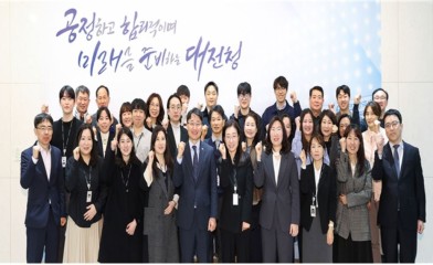임광현(앞줄 오른쪽 다섯번째) 국세청장이 23일 대전국세청을 방문해 국세체납관리단 실테확인원들과 기념촬영을 히고 있다. [국세청 제공]