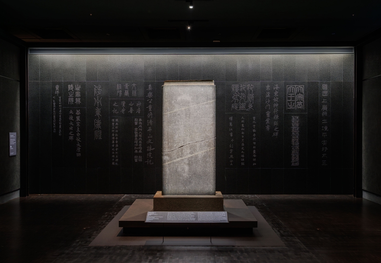 The “Wall of Ancient Steles,” a 9-meter-wide PosArt installation at the National Museum of Korea. (Posco Group)