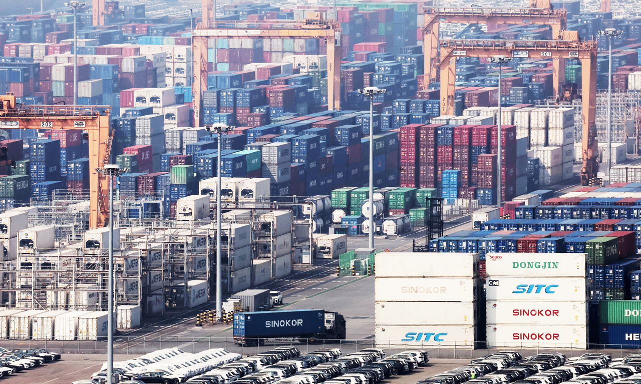This file photo from March 12 shows a port in Pyeongtaek, some 65 kilometers south of Seoul, packed with shipping containers. (Yonhap)