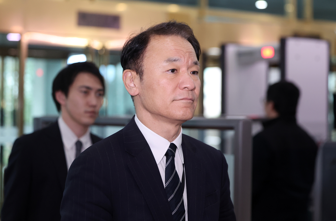 Hirotaka Matsuo, deputy chief of mission at the Japanese Embassy in Seoul, enters South Korea's Ministry of Foreign Affairs  in Jongno-gu, Seoul, after being summoned on Tuesday. (Newsis)