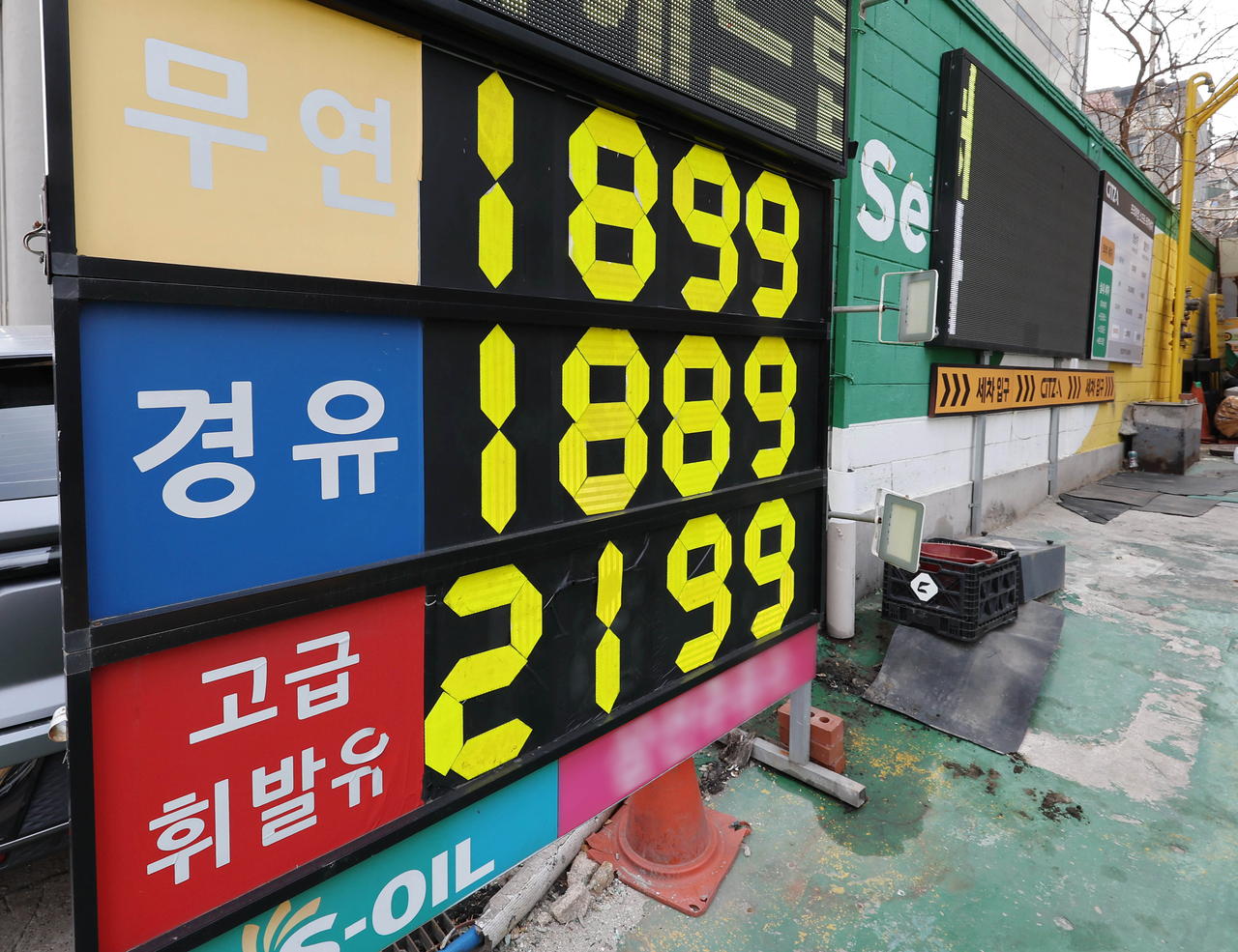 Gas prices are seen at a filling station in Seoul on Sunday. (Yonhap)