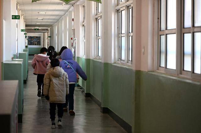 In this unrelated photo, students are seen walking in the hallways of an elementary school in Pohang, North Gyeongsang Province. (Im Se-jun/The Korea Herald)
