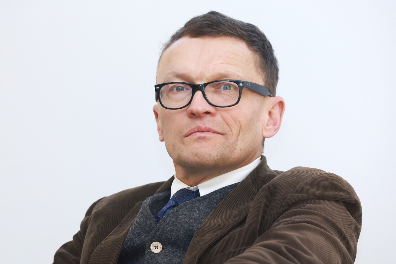 Francuski pisac i putnik Sylvain Tesson na konferenciji za novinare u francuskom veleposlanstvu u Seulu 18. ožujka. (Yonhap)