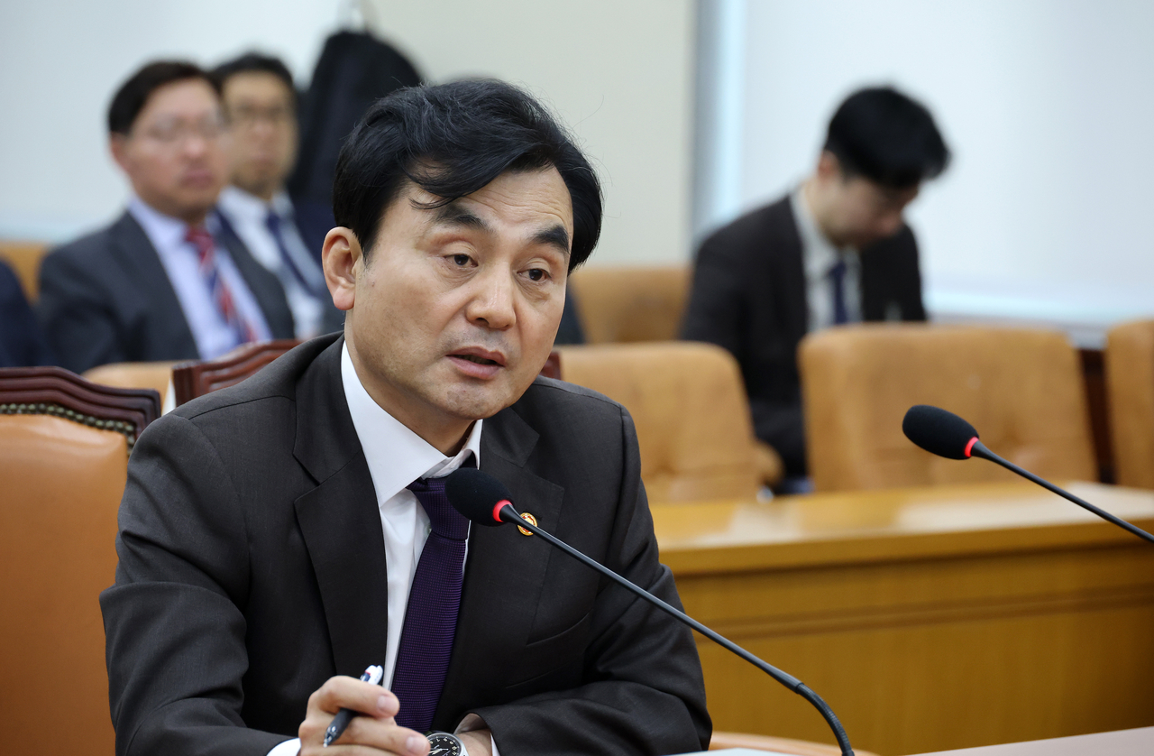 Defense Minister Ahn Gyu-back responds to lawmakers' questions during a plenary session of the National Assembly in Seoul on Tuesday. (Yonhap)