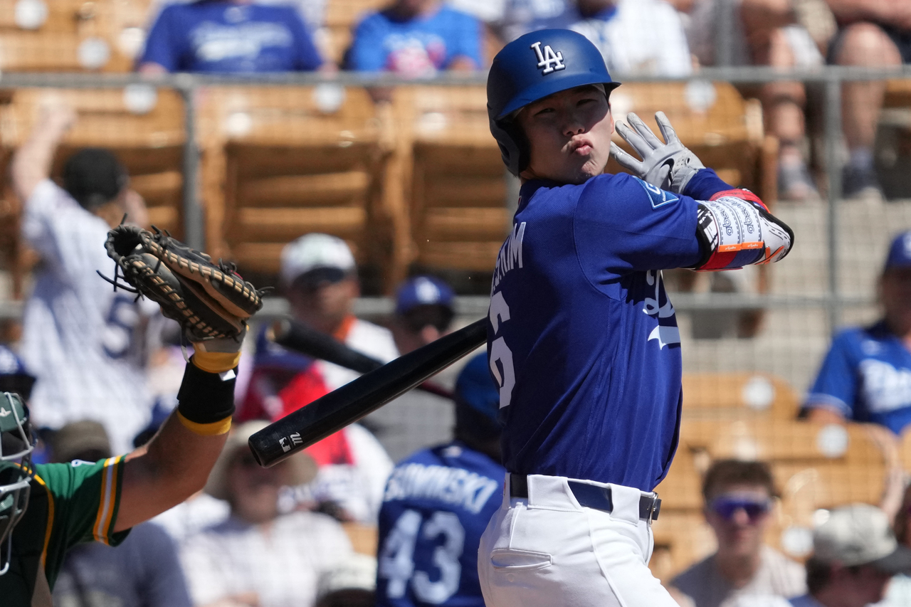 LA 다저스 김혜성(오른쪽)이 1일 애리조나주 글렌데일의 캐멀백 랜치에서 열린 애슬레틱스와의 스프링캠프 경기에서 투구를 벗어나고 있다. (로이터-연합)