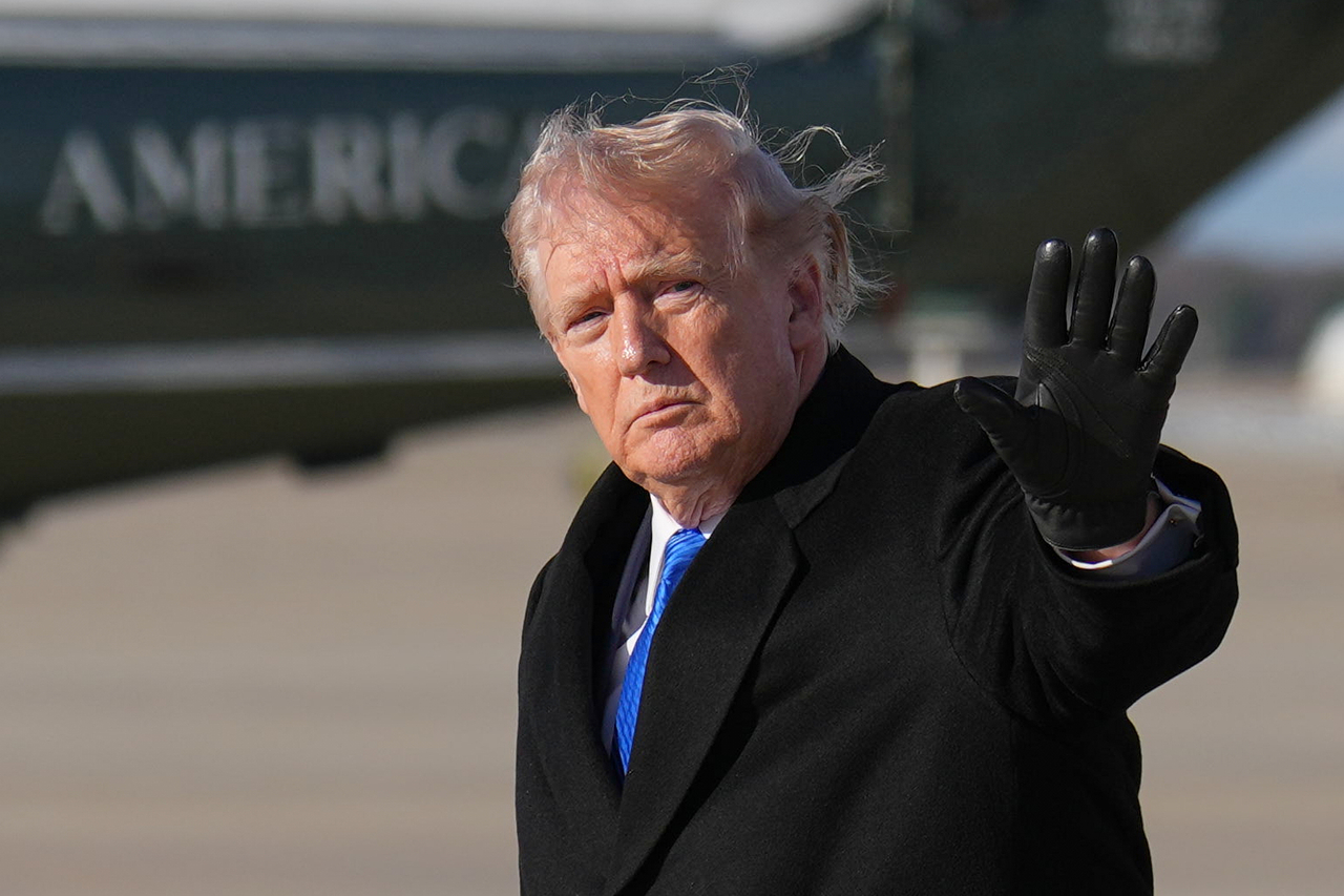 US President Donald Trump waves after arriving on Air Force One at Joint Base Andrews in Maryland on Monday. (AP-Yonhap)