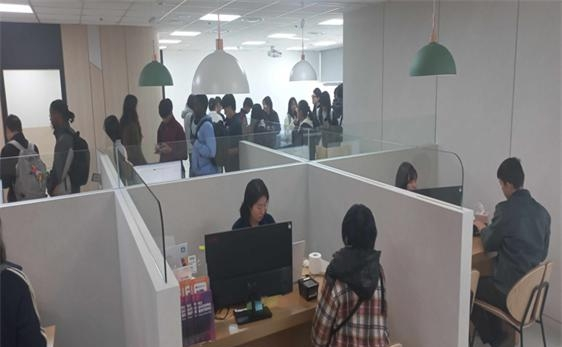 Foreign students participate in fingerprinting at the National Pension Service's Busan headquarters. (Busan Metropolitan City)