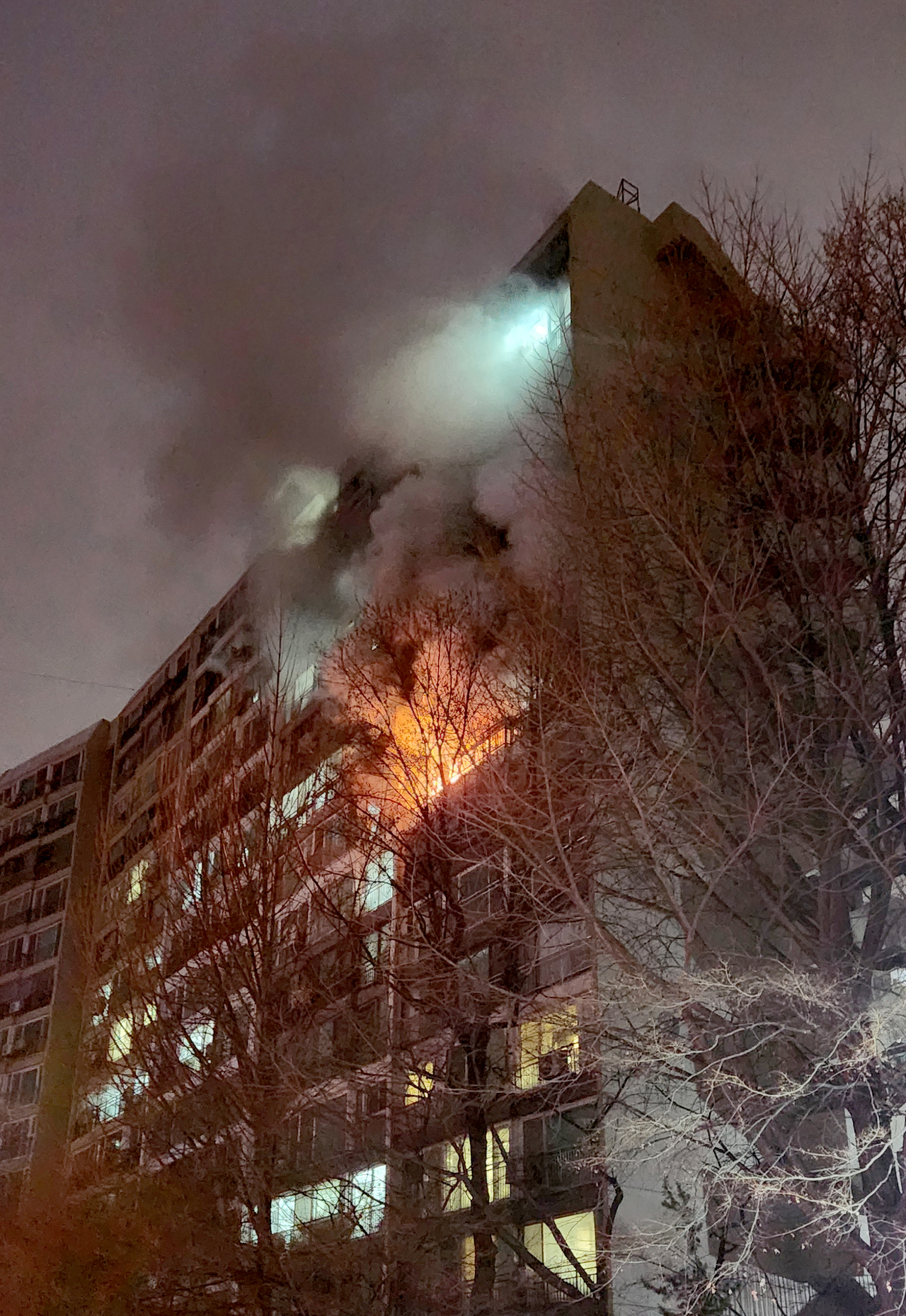 Fire is seen at an apartment unit in Gangnam-gu, southern Seoul, on Feb. 24. (Yonhap)