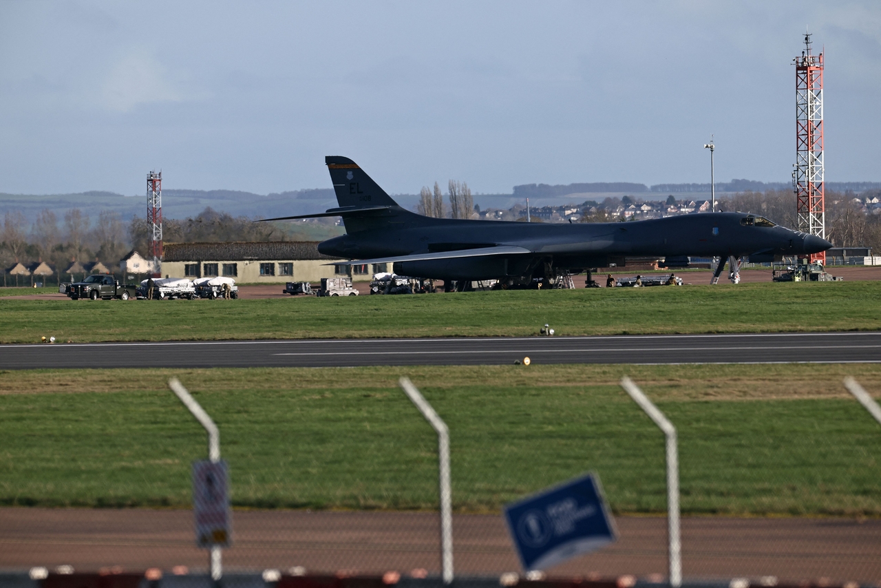 US Air Force military personnel work on the tarmac of the Royal Air Force Fairford base in Cloucestershire, England, March 13. (AFP-Yonhap)