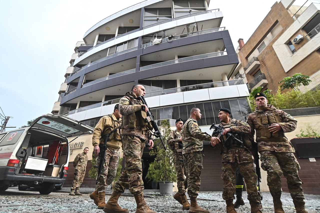 Lebanese soldiers secure the site of an Israeli strike on the outskirts of Beirut, Monday. (AFP-Yonhap)
