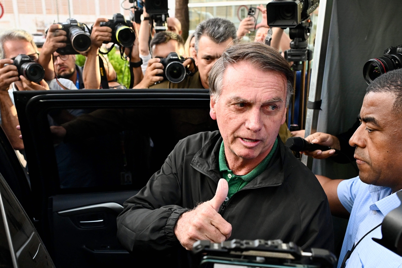 Former Brazilian President Jair Bolsonaro gives the thumbs up as he leaves the Federal Police headquarters after a questioning, in Brasilia, on June 5, 2025.   (AFP-Yonhap)