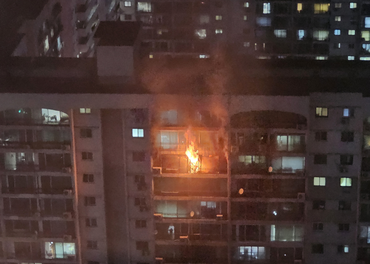 A fire breaks out at an apartment in Songpa-gu, southern Seoul, at 9 p.m. on Monday. (Yonhap)