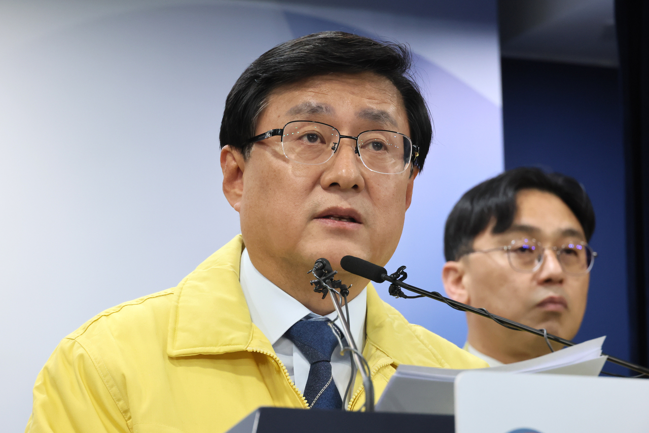 Climate Minister Kim Sung-hwan announces energy-saving measures in response to the situation in the Middle East at the Government Complex Seoul in Jongno-gu, Seoul, on Tuesday. (Yonhap)