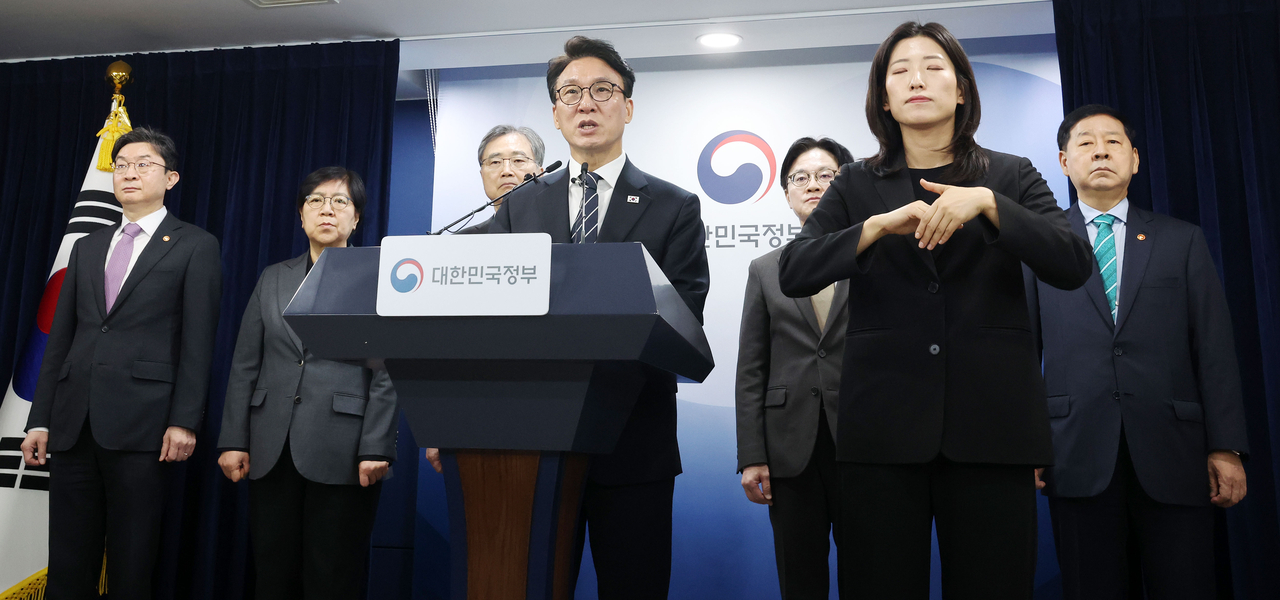 Prime Minister Kim Min-seok (center, front) speaks during a briefing held in the Government Complex Seoul on Wednesday. (Im Se-jun/The Korea Herald)