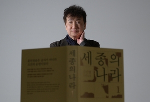 김진명 "문해력 붕괴는 나라 붕괴...한글 소중함 알아야"[헤경이 만난... - 뉴스 썸네일 이미지
