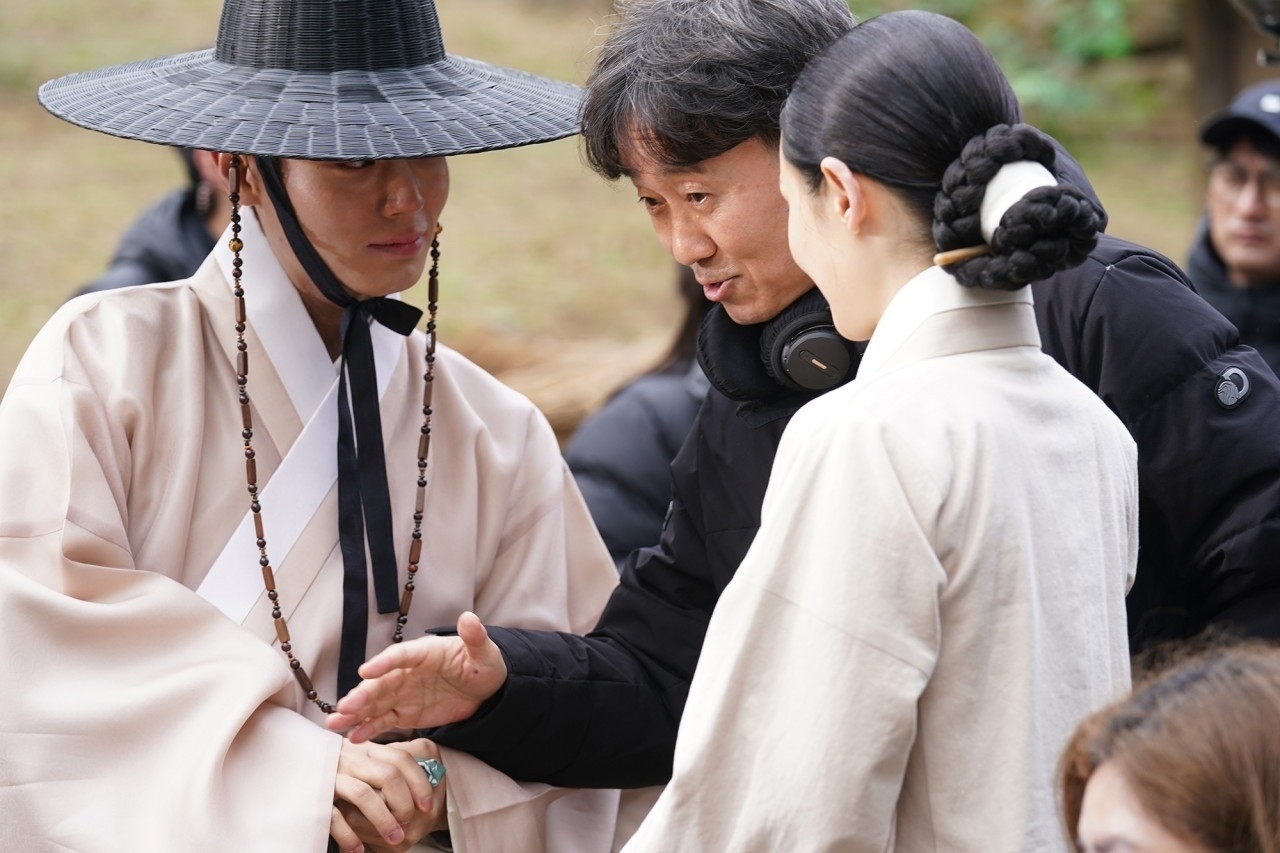 Director Jang Hang-jun (center) and actors Park Ji-hoon (left) and Jeon Mi-do on the set of "The King’s Warden" (Showbox)
