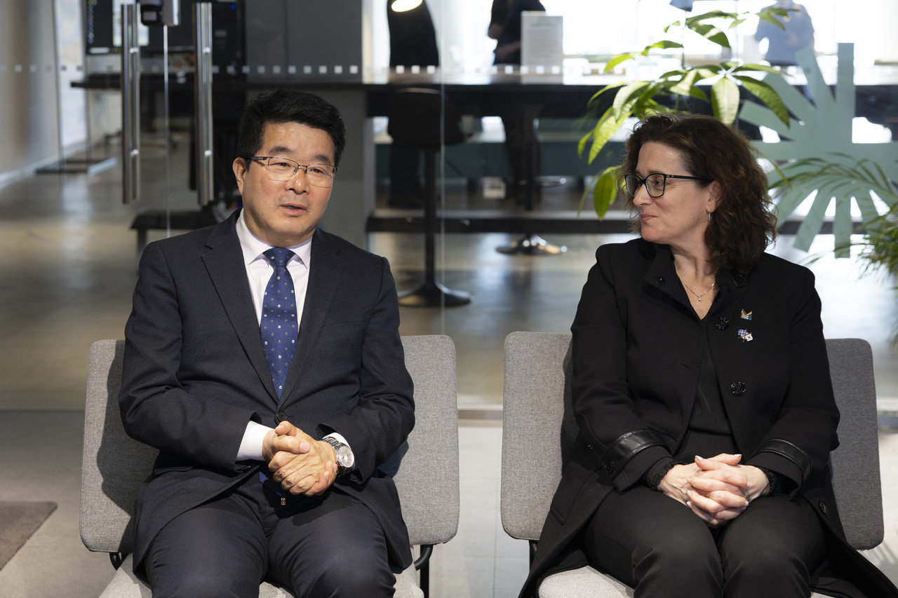 Nathalie Maille, executive director of Conseil des arts de Montreal, and Song Hyeong-jong, president of the Seoul Foundation for Arts and Culture, talk in an interview on March 17 at QUAD in Daehangno, Seoul's theater district. (SFAC)