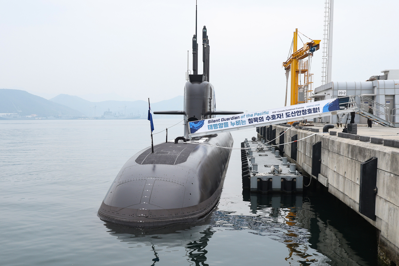 A  3,000-ton class Dosan Ahn Chang-ho (SS-III) submarine is docked at Jinhae Base in Jinhae District, Changwon, South Gyeongsang Province, on Wednesday. (Yonhap)
