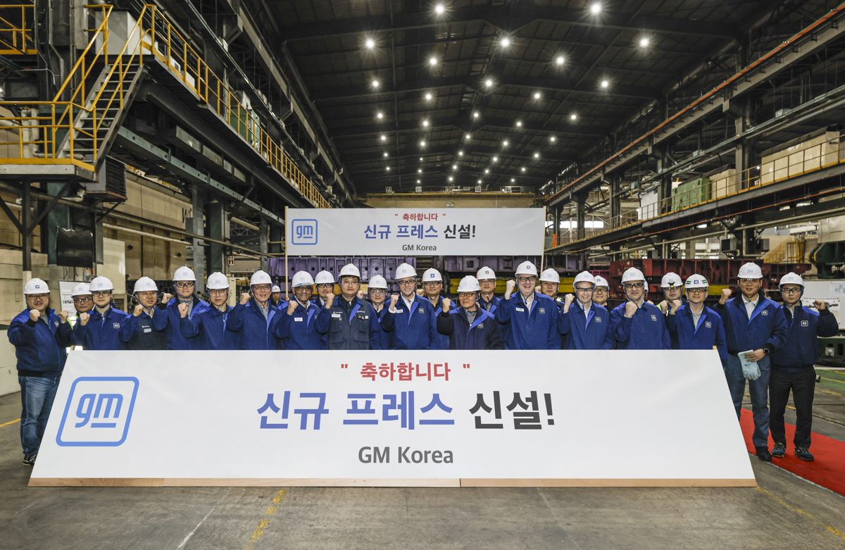 GM Korea executives and employees pose for a commemorative photo at an event held at its Bupyeong plant in Incheon on Wednesday. (GM Korea)