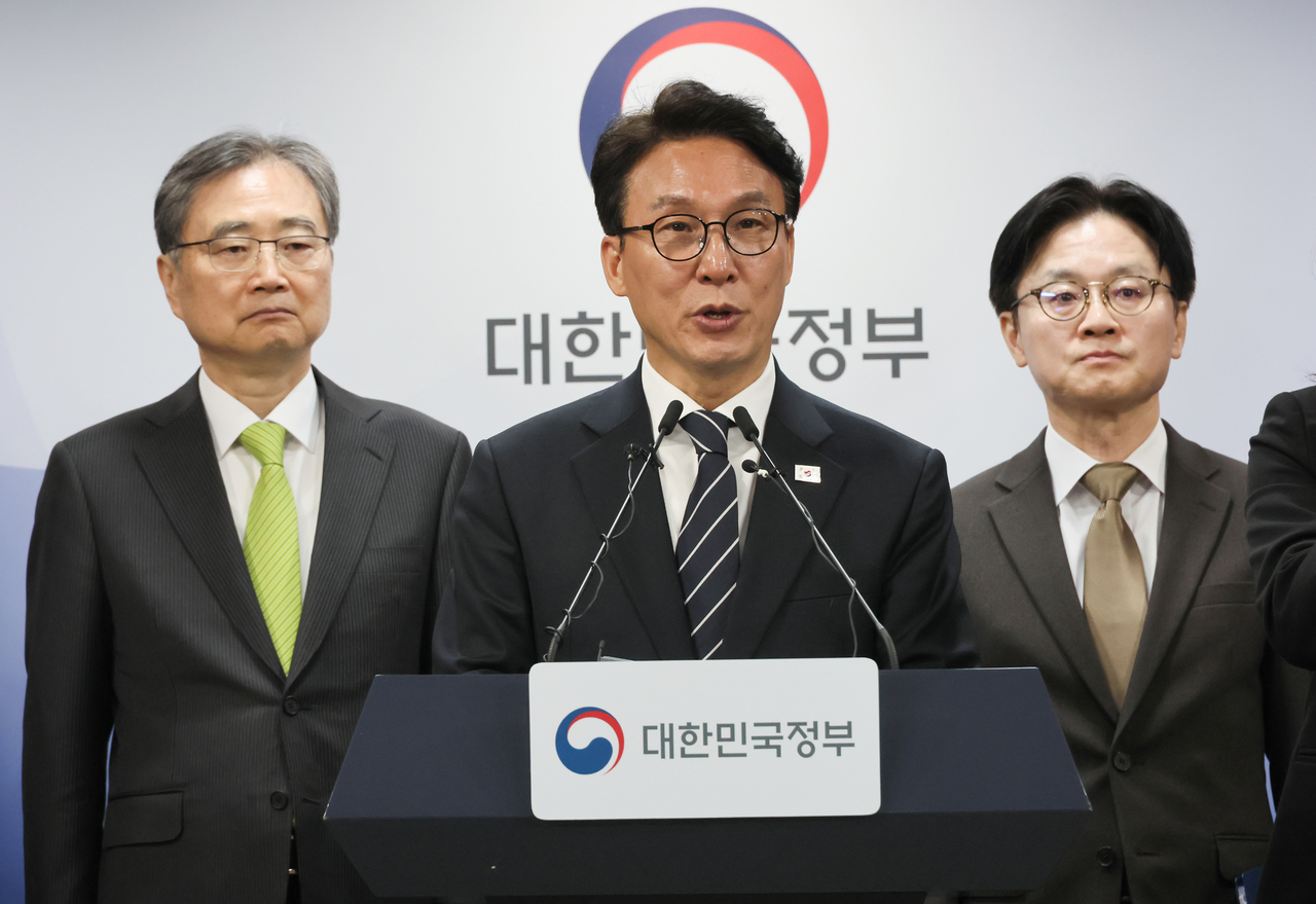 Prime Minister Kim Min-seok (center) gives a briefing on the government's economic response system for the Middle East crisis at the government complex in Seoul on Wednesday. (Yonhap)
