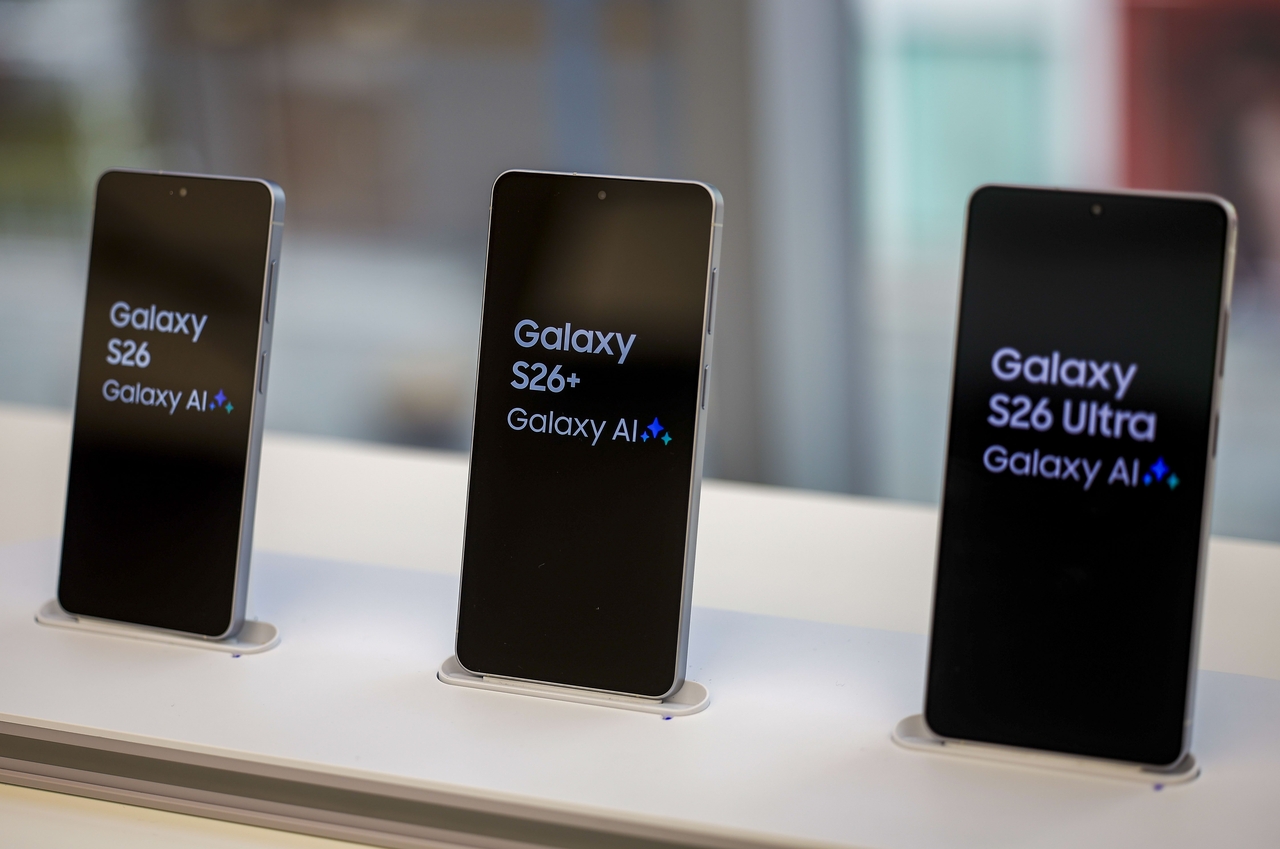 Galaxy S26 series smartphones are displayed at Samsung’s Gangnam Store in Seoul on Feb. 26. The Galaxy S26 and S26 Plus models use Samsung’s Exynos 2600 processor in several markets. (Newsis)