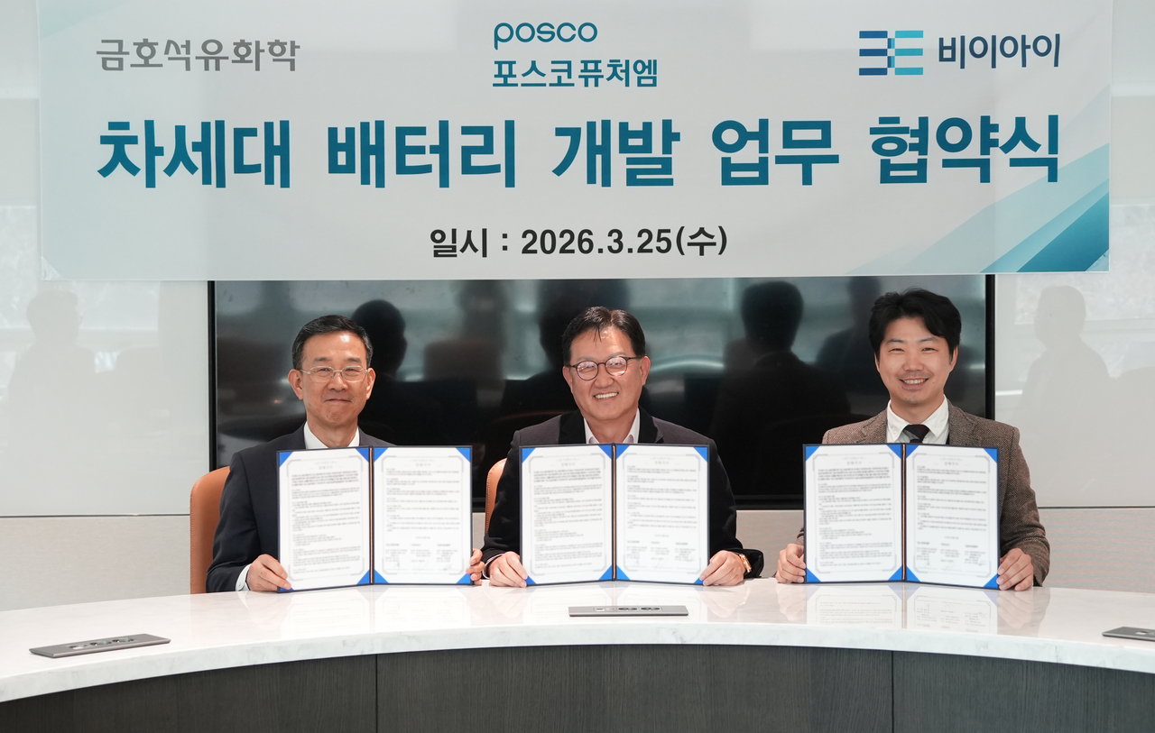 (From left) Ko Young-hoon, Head of the Research Institute at Kumho Petrochemical; Hong Young-jun, Head of the Technology Research Laboratory at Posco Future M; and Bae Chang-deuk, CEO of BEI pose for a photo after signing a memorandum of understanding at the Posco Center in Gangnam, Seoul on Wednesday. (Posco Future M)