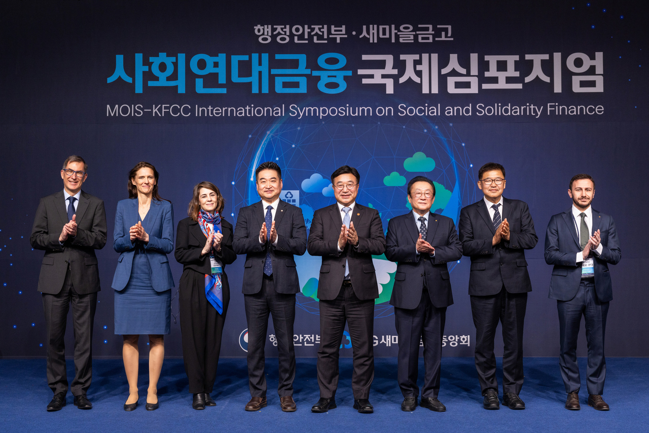 Officials pose for a photo during the International Symposium on Social and Solidarity Finance in Seoul’s Yongsan district on Tuesday. From left: Martin Rohner, executive director of the Global Alliance for Banking on Values; Nina Schindler, chief executive of the European Association of Co-operative Banks; Cristina Freijanes, Secretary-General of Union Nacional de Cooperativas de Credito; South Korean lawmaker Choi Hyuck-jin; Interior Minister Yun Ho-jung; KFCC Chairman Kim In; Kim Jong-gul, chair of the Interior Ministry’s policy advisory committee; and Matteo Cuda, representative to the European institutions at Federcasse. (Korean Federation of Community Credit Cooperatives)