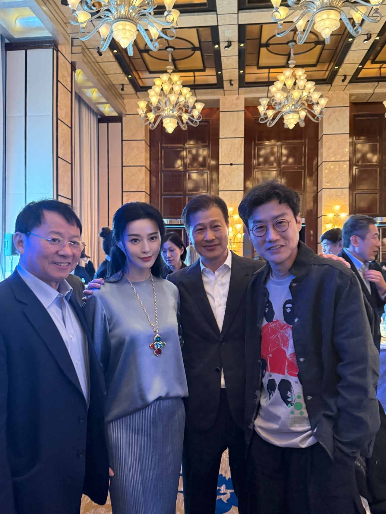 (오른쪽부터)황동혁 감독, 도미닉 응 이스트웨스트은행 회장, 판빙빙