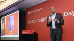 As Qualcomm pitches partnership, Samsung faces chip dilemma